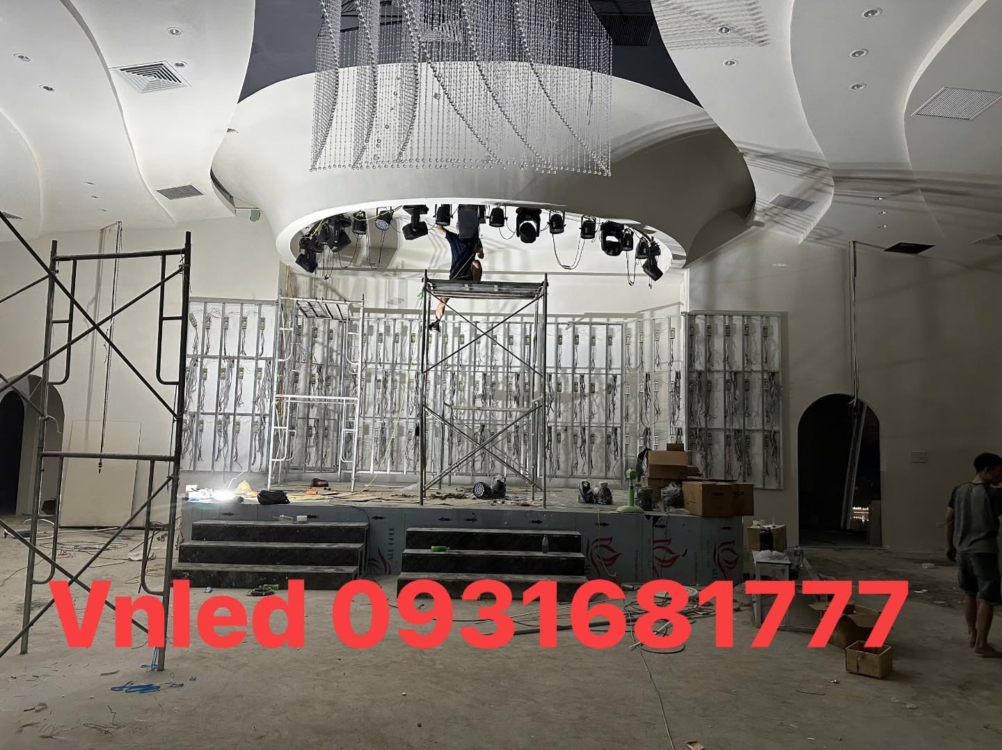 Đội ngũ kỹ thuật của VNLED đang miệt mài thi công lắp đặt khung và hệ thống màn hình.